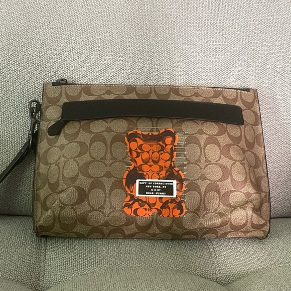 COACH CARRYALL POUCH IN SIGNATURE CANVAS WITH VANDAL GUMMY - Picture 1 of 4